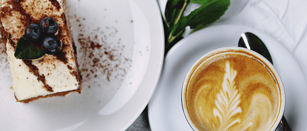 Kaffe und Kuchen mit Heidelbeeren