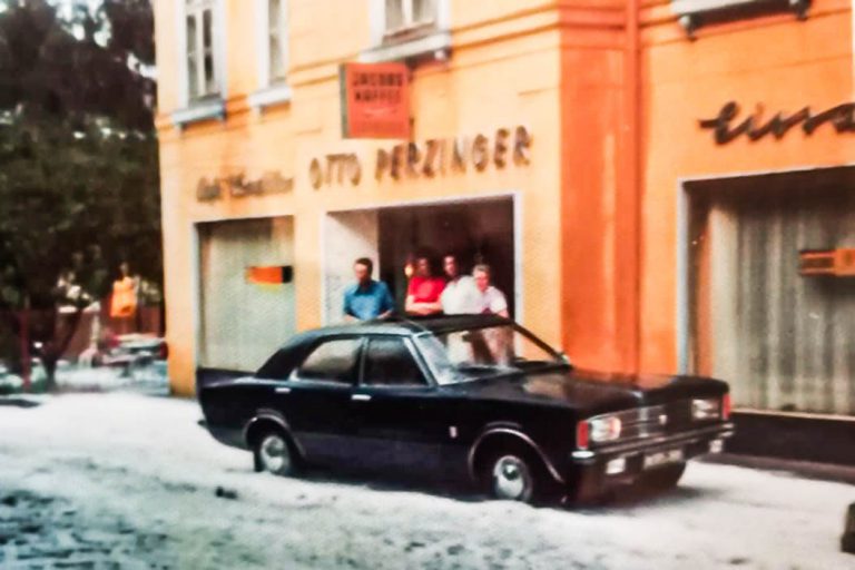 Foto der Familie Perzinger vor der Konditorei Perzinger