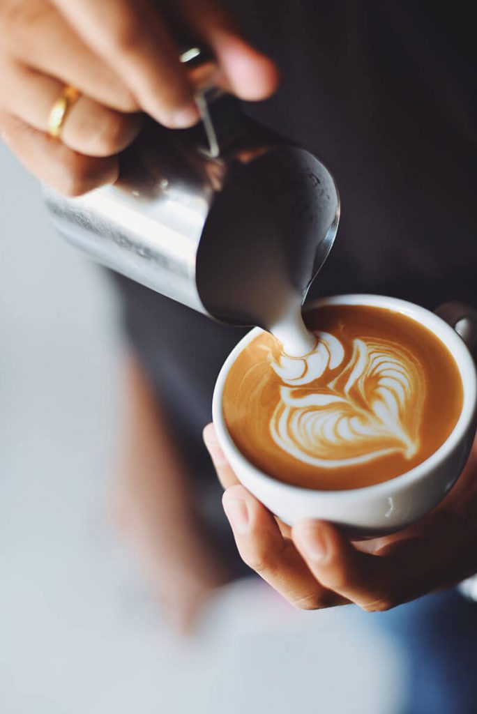 Frau gießt Kaffee ein