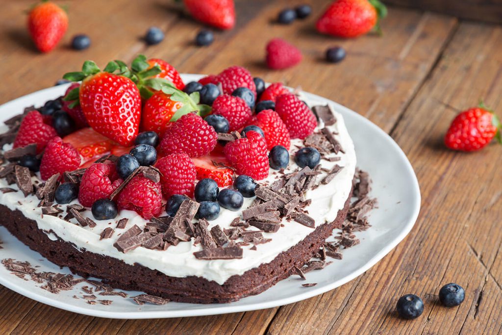 Früchtetorte mit Himbeeren und Schokostücken