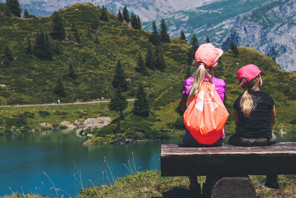 2 Mädchen machen Wanderpause an einem See