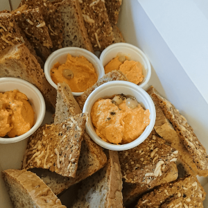 Dinkelbrot mit Bärlauchaufstrich Dinkelbrot mit Bärlauchaufstrich